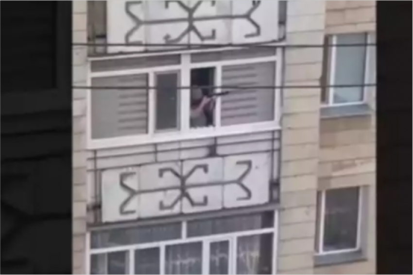 Житель Кокшетау стрелял по чайкам с балкона из винтовки